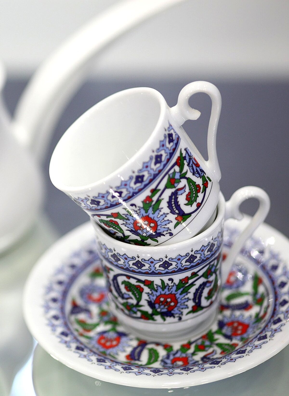 https://traditionalturk.com/wp-content/uploads/2019/07/Turkish-Coffee-Set-Kutahya-Porcelain-Topkapi-Palace-Design-04.jpg