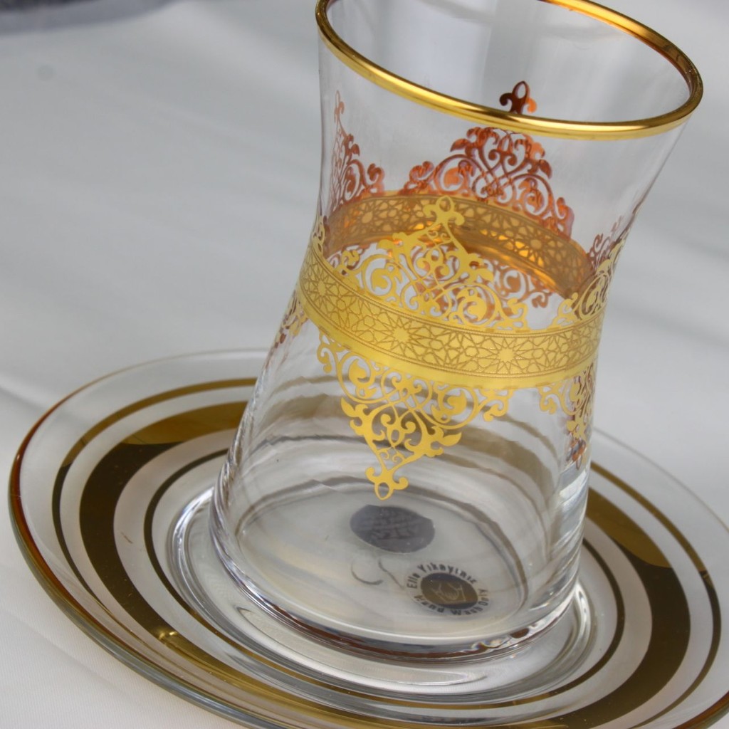 https://traditionalturk.com/wp-content/uploads/2020/04/6x-gold-color-arabic-tea-glasses-set-with-saucers-3.jpg