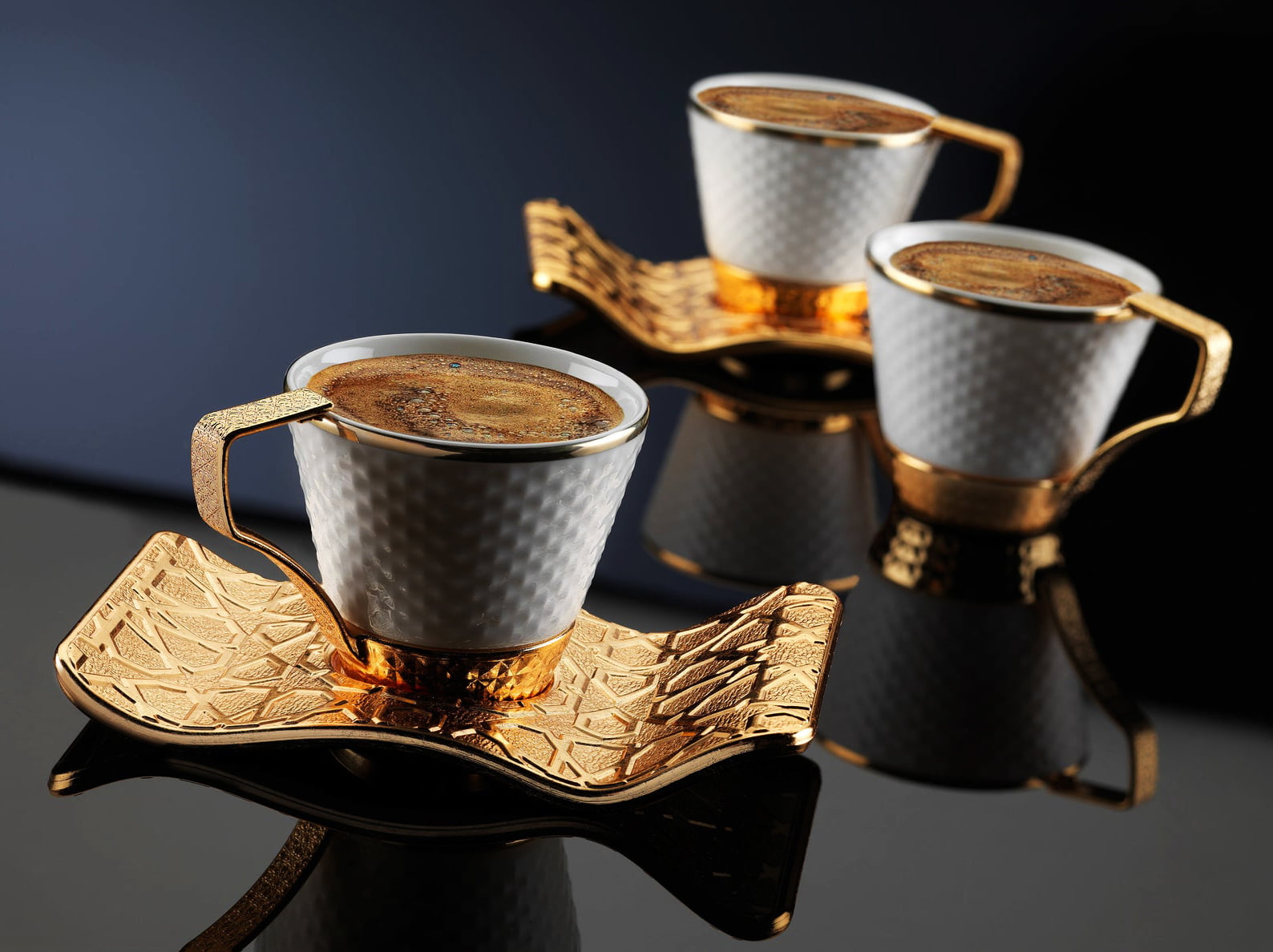 https://traditionalturk.com/wp-content/uploads/2021/05/luxury-gold-color-turkish-coffee-cup-set-for-six-person.jpg